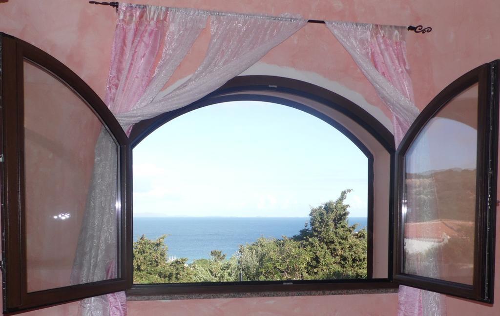 مبيت وإفطار سانتا تيريزا غالّورا La Finestra Vista Corsica الغرفة الصورة